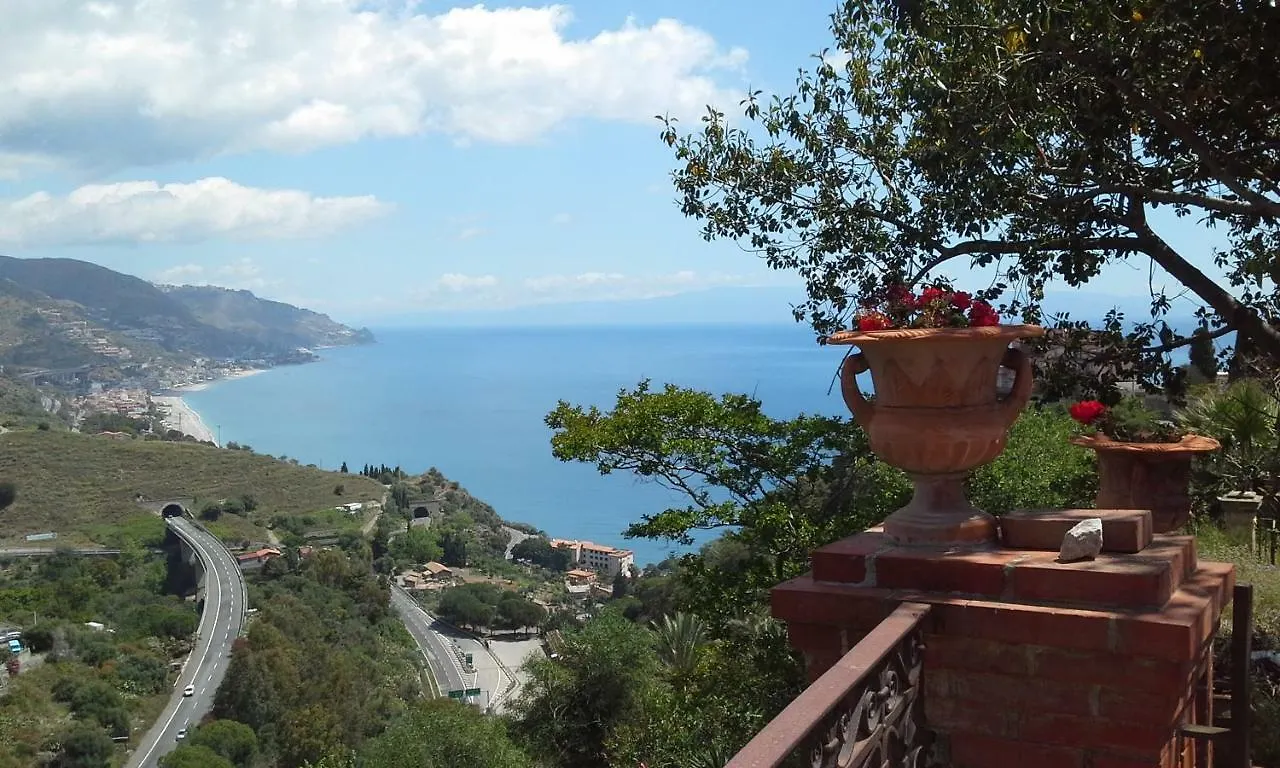 La Cage Aux Folles B&B Taormina 2*,  Italia